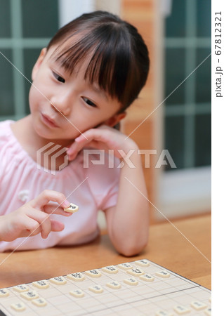 将棋の対局をする女の子 67812321