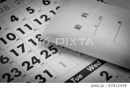 給料袋とカレンダー　給料日 67812449