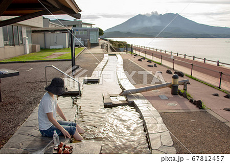 鹿児島県垂水市の道の駅、湯っ足り館の長い足湯に入る女性 鹿児島県垂水市の道の駅、湯っ足り館の長い足湯に入る女性 67812457