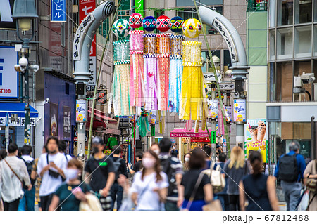 日本の東京都市景観 渋谷スクランブル交差点・マスク姿（奥は渋谷センター街） 67812488