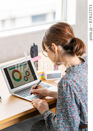 テレワーク中に付箋にメモをする若い女性 テレワーク中に付箋にメモをする若い女性 67812553