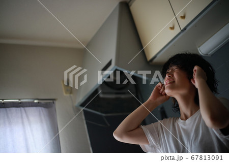 上の階の騒音に悩む女性 67813091