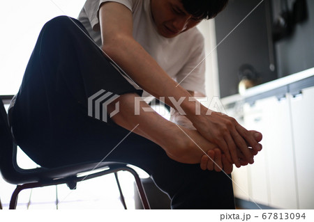 足の痛みに悩む男性 足の痛みに悩む男性 67813094