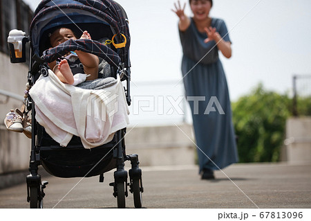 ロックを忘れて動き出すベビーカー　イメージ 67813096