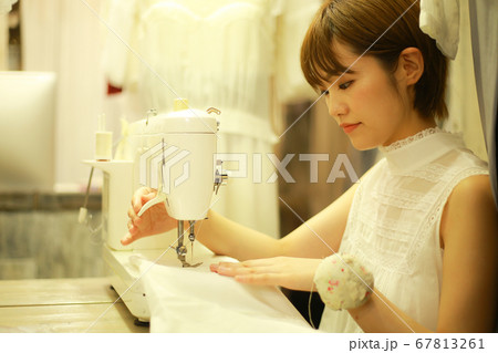 服を作る女性 67813261