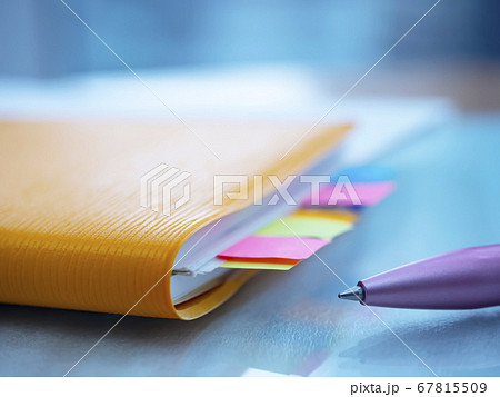 ビジネスイメージ・書類・手帳・女性 67815509