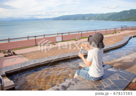 鹿児島県垂水市の道の駅、湯っ足り館の足湯でペットボトルの水を飲む女性 白いシャツを着た女性 鹿児島県垂水市の道の駅、湯っ足り館の足湯でペットボトルの水を飲む女性 白いシャツを着た女性 67815565
