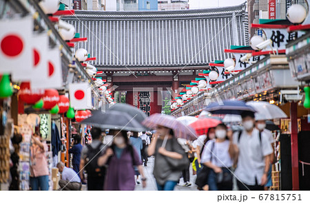 日本の東京都市景観　雨に霞む東京・浅草寺。GoTo東京除外（東京五輪開幕まで、きょうで1年）＝23日 67815751