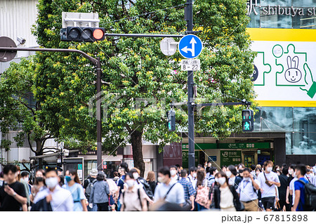 日本の東京都市景観 渋谷のスクランブル交差点にはマスク姿の大勢の人たちが…(奥は渋谷駅方向) 日本の東京都市景観 渋谷のスクランブル交差点にはマスク姿の大勢の人たちが…(奥は渋谷駅方向) 67815898