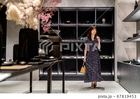 高級店でショッピングする若い女性 67819453