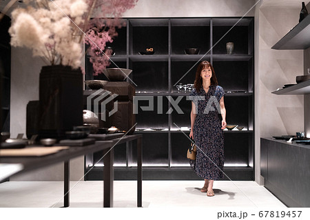 高級店でショッピングする若い女性 67819457