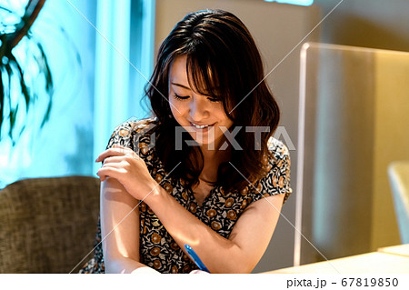 感染症対策されたオフィスで働くビジネスウーマン 感染症対策されたオフィスで働くビジネスウーマン 67819850