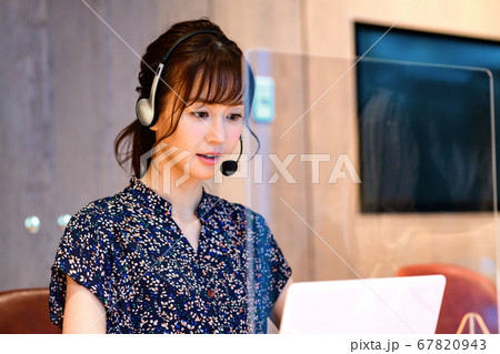 コロナ対策されたオフィスでチャットするオペレーター 67820943