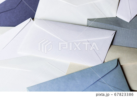 散らばった多くの封書 67823386