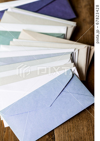 重なった多くの封書 重なった多くの封書 67823428