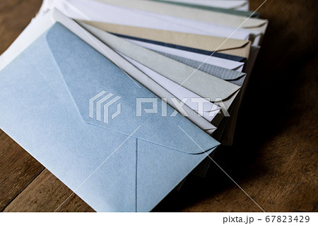 重なった多くの封書 67823429
