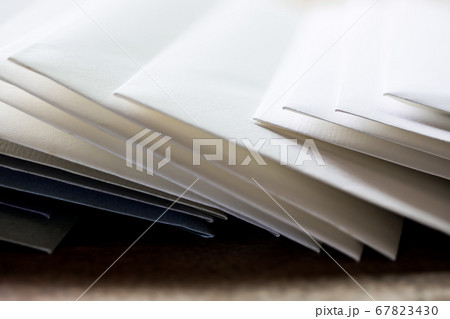 重なった多くの封書 67823430