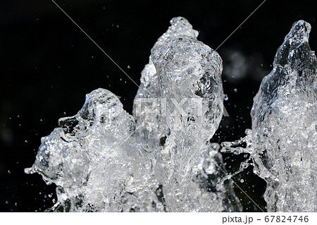 吹き上げる水 噴水 吹き上げる水 噴水 67824746