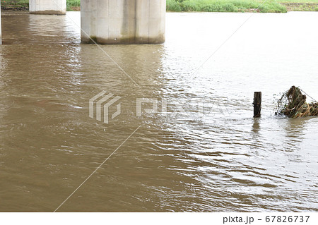 増水した濁った河川 67826737