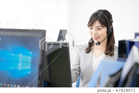 オフィスで応対をするビジネスウーマン オフィスで応対をするビジネスウーマン 67828071