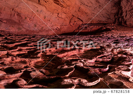 Small water basins of Huanglong Yellow Dragon Cave 67828158