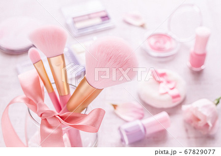コスメ　ピンクの化粧品イメージ素材 67829077