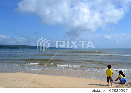 海辺で遊ぶ家族 海辺で遊ぶ家族 67829597
