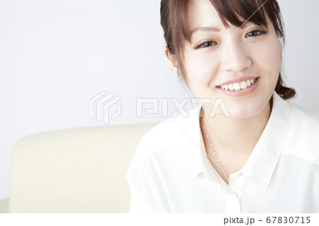 ソファに座る女性 67830715