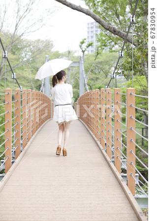 日傘をさす女性 67830954