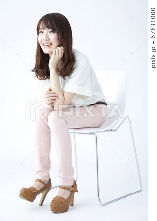 椅子に座る女性の写真素材 [67831000] - PIXTA