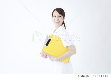 笑顔の看護師 笑顔の看護師 67831318