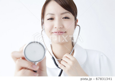 診察する女医 67831341