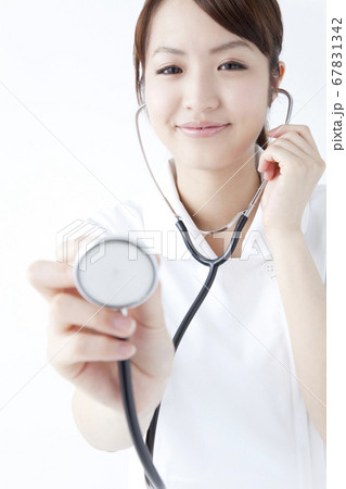 診察する女医 診察する女医 67831342