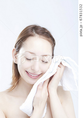 タオルで顔を拭く女性 タオルで顔を拭く女性 67831532