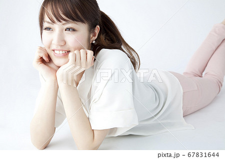 頬杖をつく女性 頬杖をつく女性 67831644