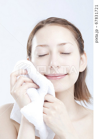 タオルで顔を拭く女性 67831721