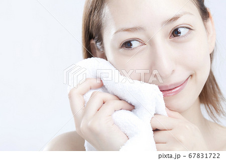 タオルで顔を拭く女性 67831722