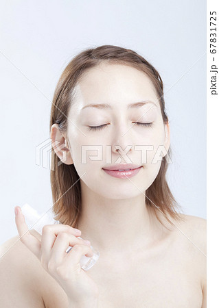 化粧水をつける女性 67831725