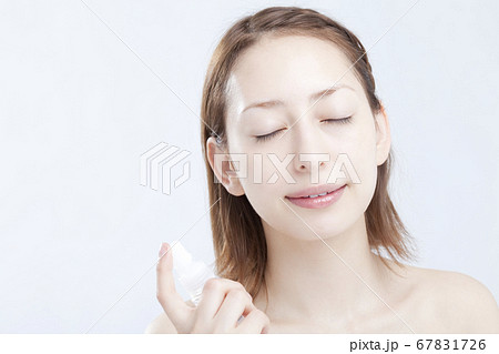 化粧水をつける女性 67831726