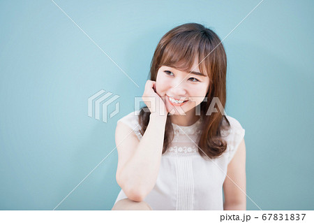 水色の壁の前にいる女性 水色の壁の前にいる女性 67831837