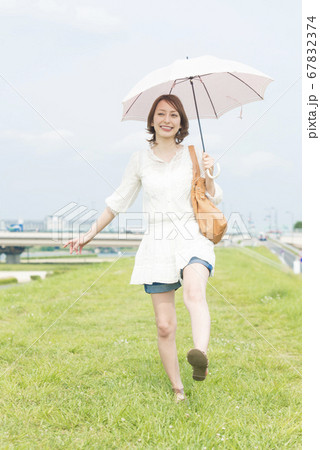 日傘を差す女性 日傘を差す女性 67832374