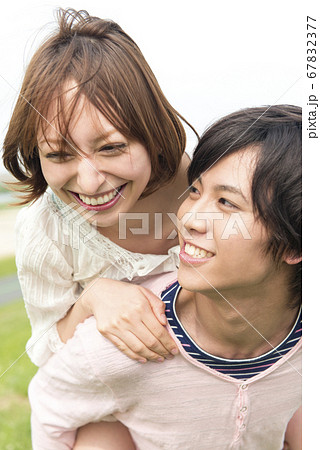彼氏に抱きつく彼女 67832377