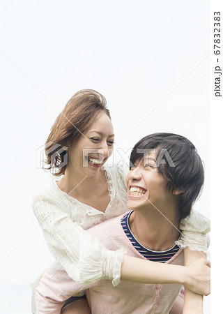 彼氏に抱きつく彼女 彼氏に抱きつく彼女 67832383