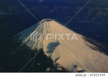 上空からの富士山と宝永山と宝永火口 67832594