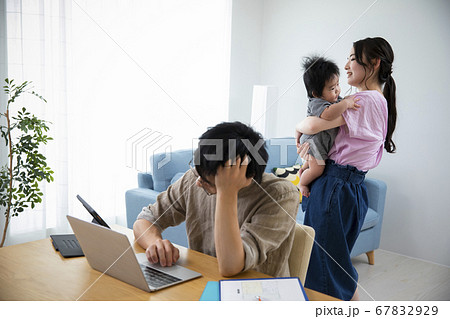 ビジネス　仕事　男性　テレワーク　ノートパソコン　在宅勤務　イライラ 67832929