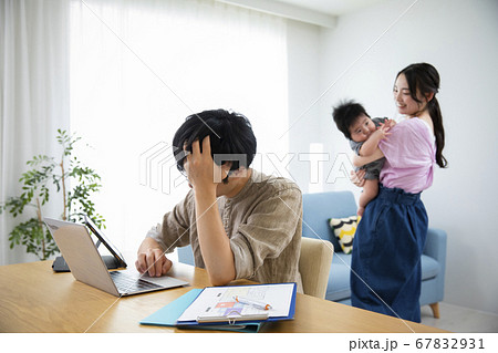 ビジネス　仕事　男性　テレワーク　ノートパソコン　在宅勤務　イライラ 67832931