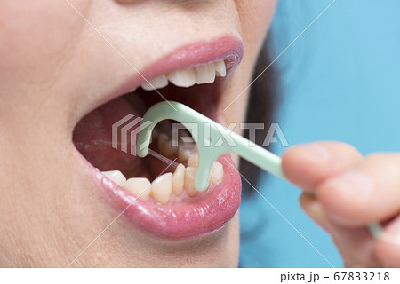 糸ようじをするミドル女性 糸ようじをするミドル女性 67833218