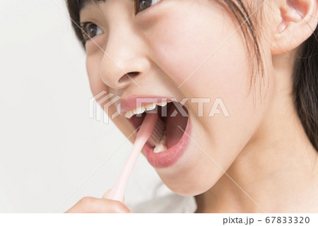 歯を磨く女の子 67833320