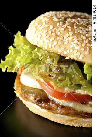 黒背景で撮影した単品照り焼きバーガー 黒背景で撮影した単品照り焼きバーガー 67834014