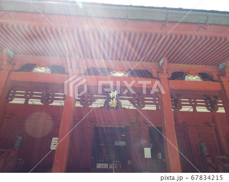 光が差し込むお寺の本殿 光が差し込むお寺の本殿 67834215